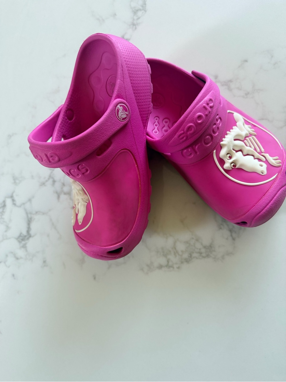 CROCS Kids Clog in Vibrant Fuchsia with White Seahorse Charm